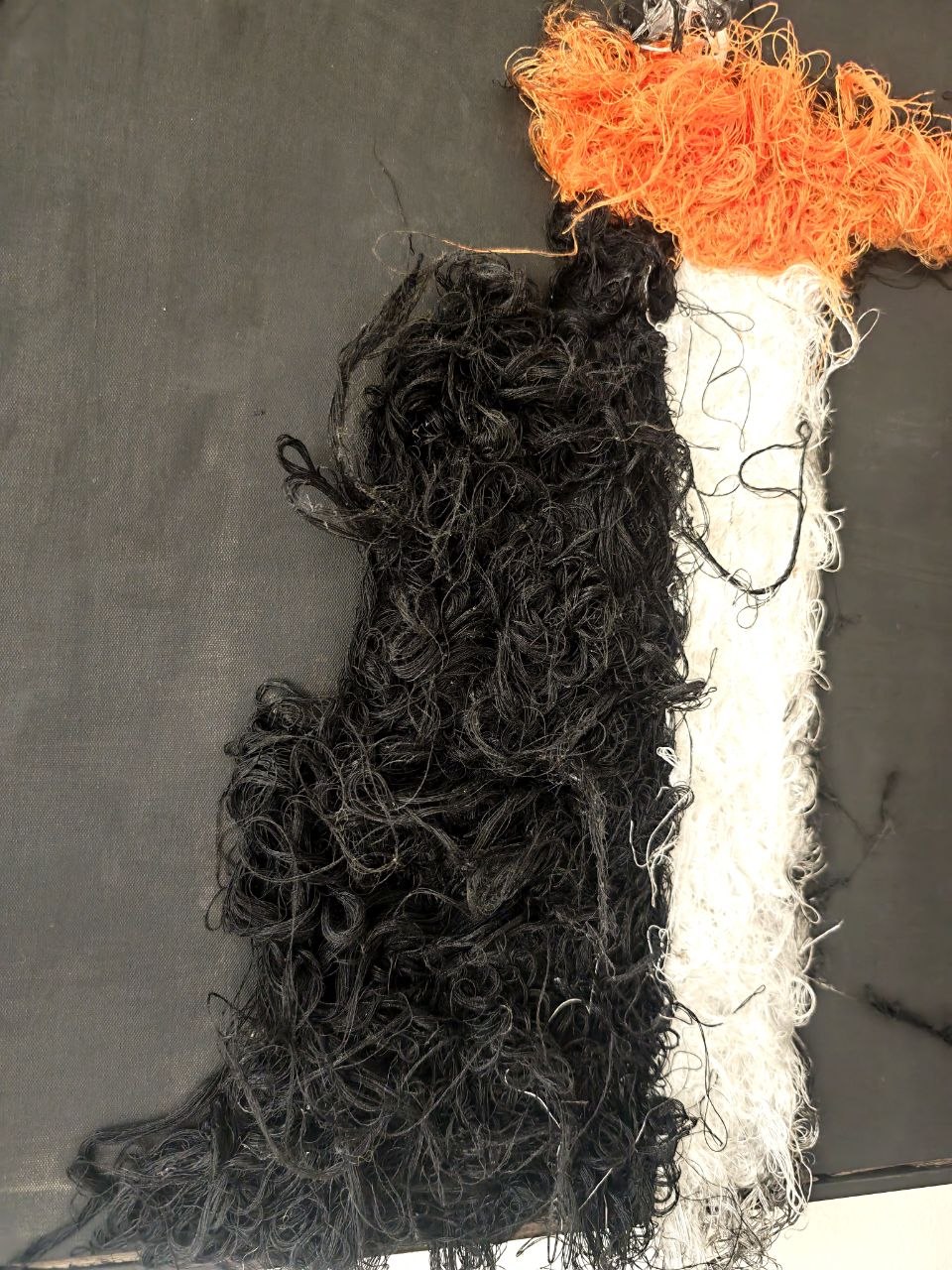 Ross.Wool · «Disfarsi (Entropia di Lana)» — Filamenti liberi e rilievo materico, 2024